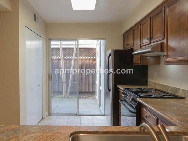 Building Photo - Wonderful 3 Bedroom, 2.5 bath, Updated Tow...