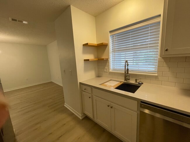 Foto del edificio - 4270 Calinda Ln