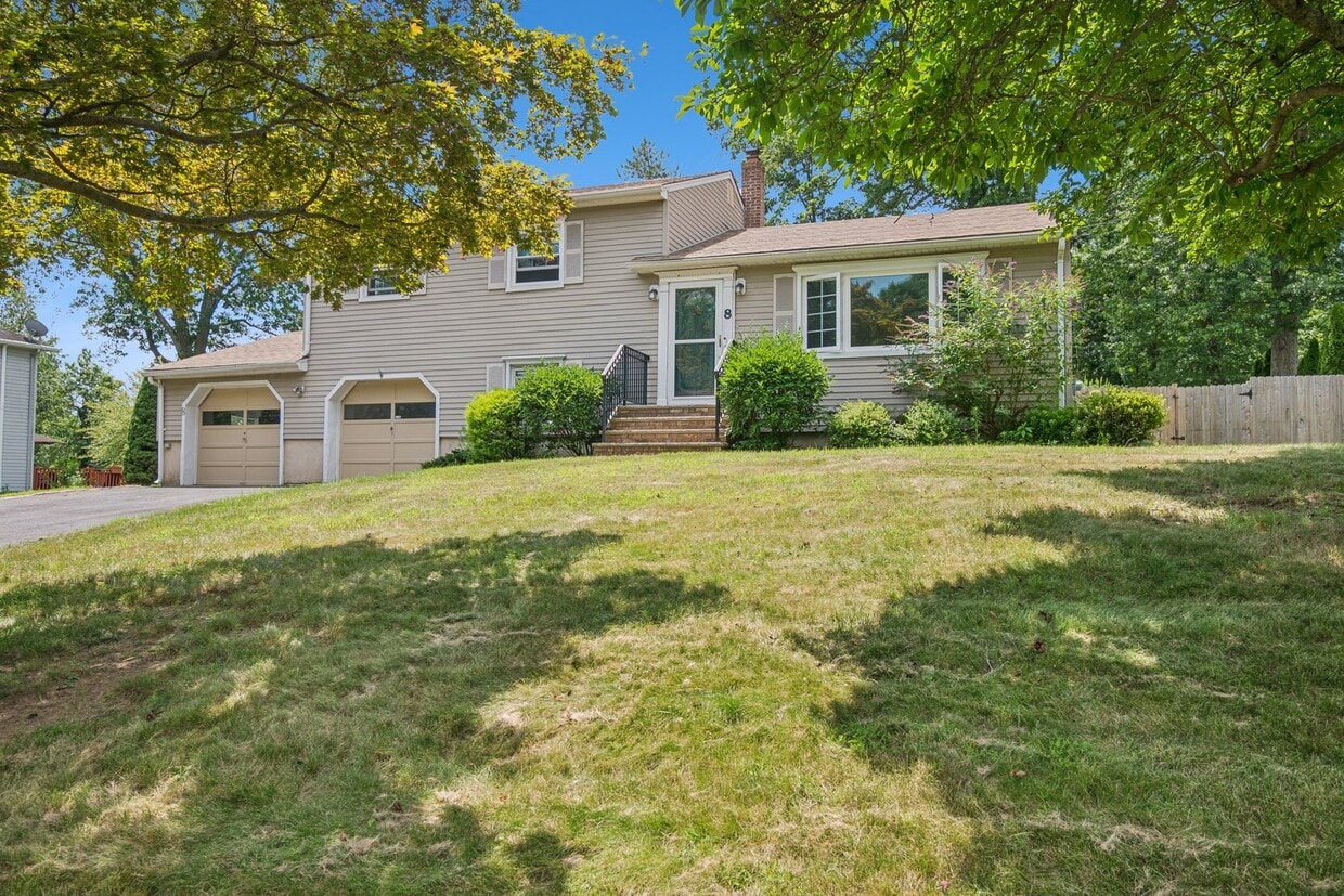 Primary Photo - 8 Crescent Dr