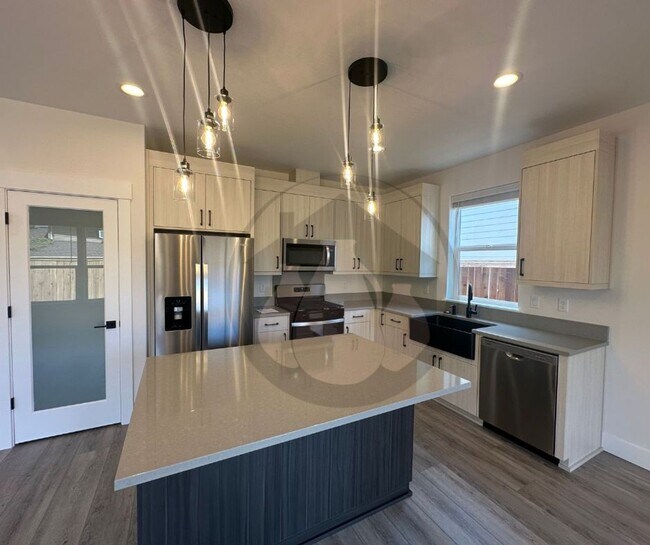 Building Photo - Talloc Ave SE Duplex