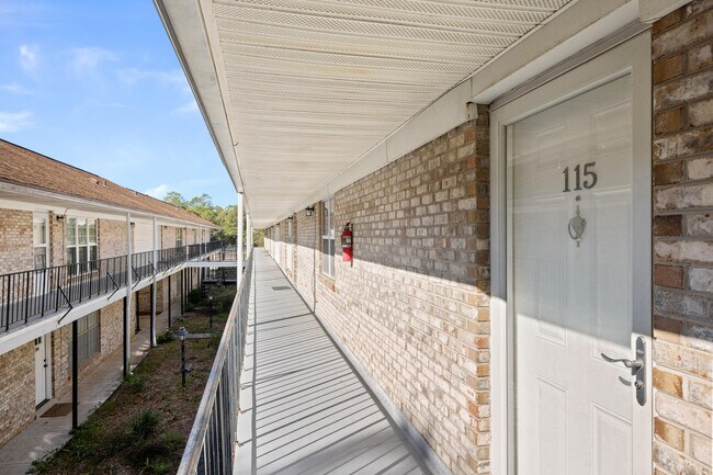 Foto del edificio - 115 Country Club Dr