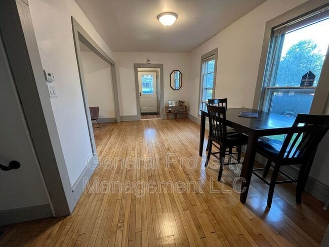 Building Photo - 4 bed 1.5 Bath near UWEC! Available June 1st