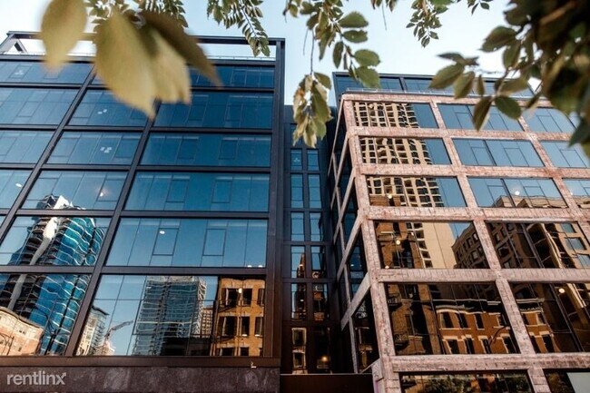Building Photo - 671 N LaSalle Dr