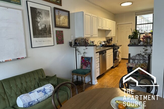 Building Photo - 724 W Roscoe St