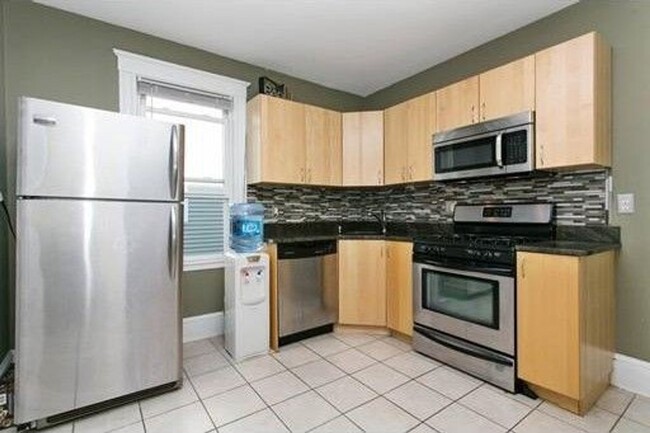 Building Photo - Spacious 3 Bd 1 Bath With Laundry Near UMA...