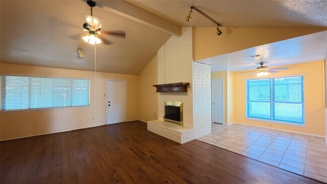 Foto del edificio - 2410 Goldspring Ln