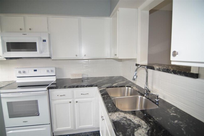 Building Photo - 5058 Glenmont Dr