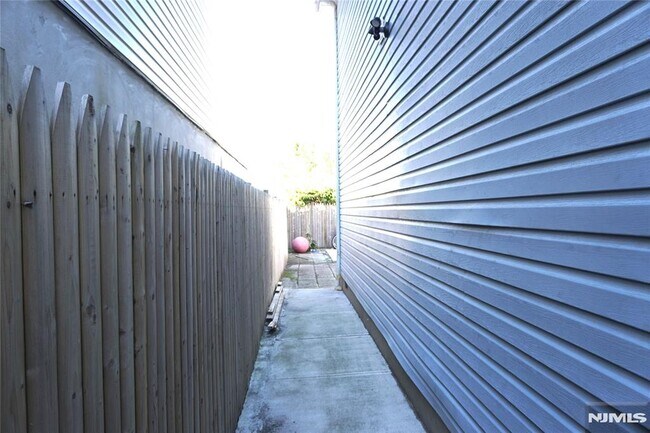 Building Photo - 399 S 6th St