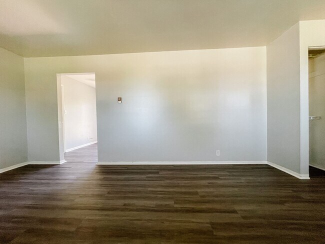 Foto del edificio - 8200 & 8202 W Butternut Rd