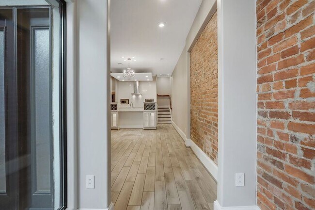 Building Photo - Captivating in Capitol Hill| 2 Bedroom + D...