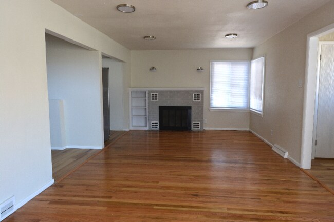 Building Photo - Completely Renovated Three Bedroom Apartment