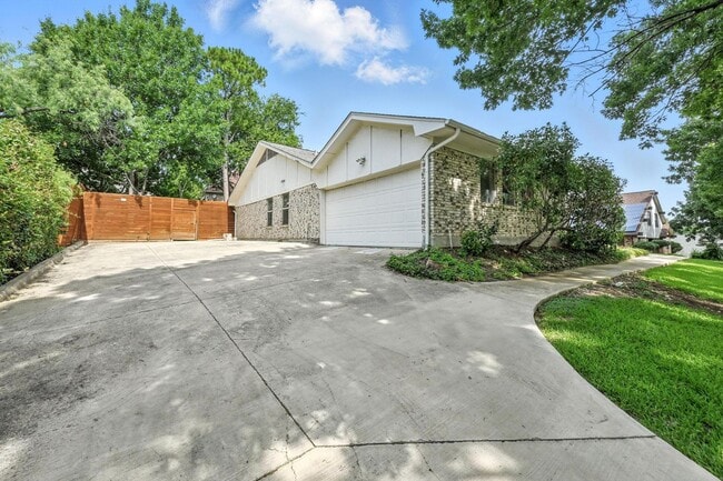 Building Photo - Stately 4-Bedroom Estate Home in Prestigio...