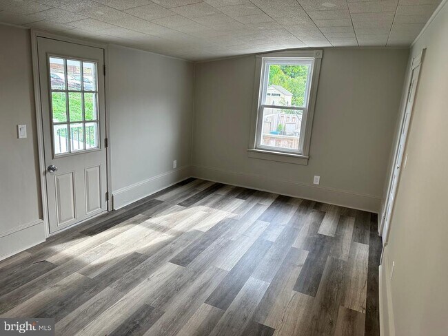 Building Photo - 113 N Coal St