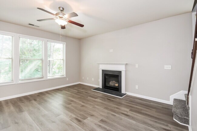 Foto del edificio - 928 Upland Ives Dr