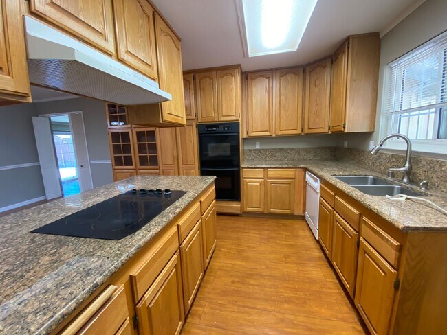 Building Photo - Spacious South Bay Home in Charming Neighb...