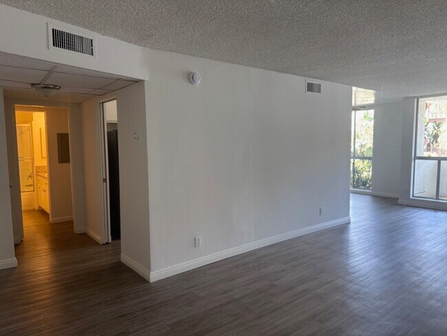 Sala de estar 1 - Natick Pines Apartments