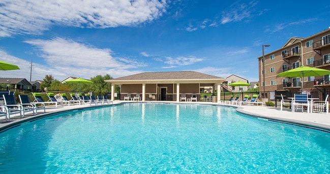 Swimming Pool - Walnut Lake Apartments