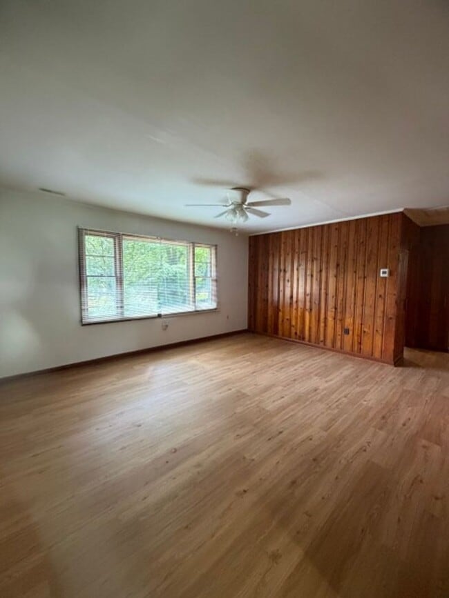 Building Photo - 2 Bedroom, 1 Bath home nestled in the heart of Maryville city in historic Sunset View.