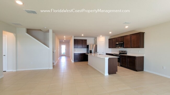 Building Photo - GORGEOUS 4 BEDROOM PLUS STUDY/DEN PLUS FLE...