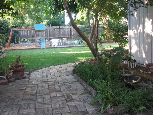 Foto del edificio - Central Roseville -  4 Bed, 2 Bath - Single Story - Separate Living and Family Rooms - Large Yard