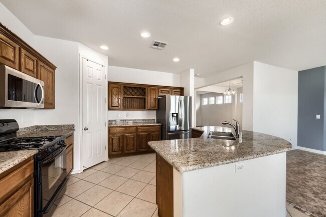 Foto del edificio - Beautiful 4 Bedroom Home With Solar, 3 Car Tandem Garage, and Nice Backyard!