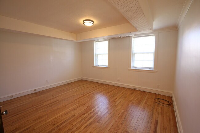 Building Photo - 6028 N Francisco Ave