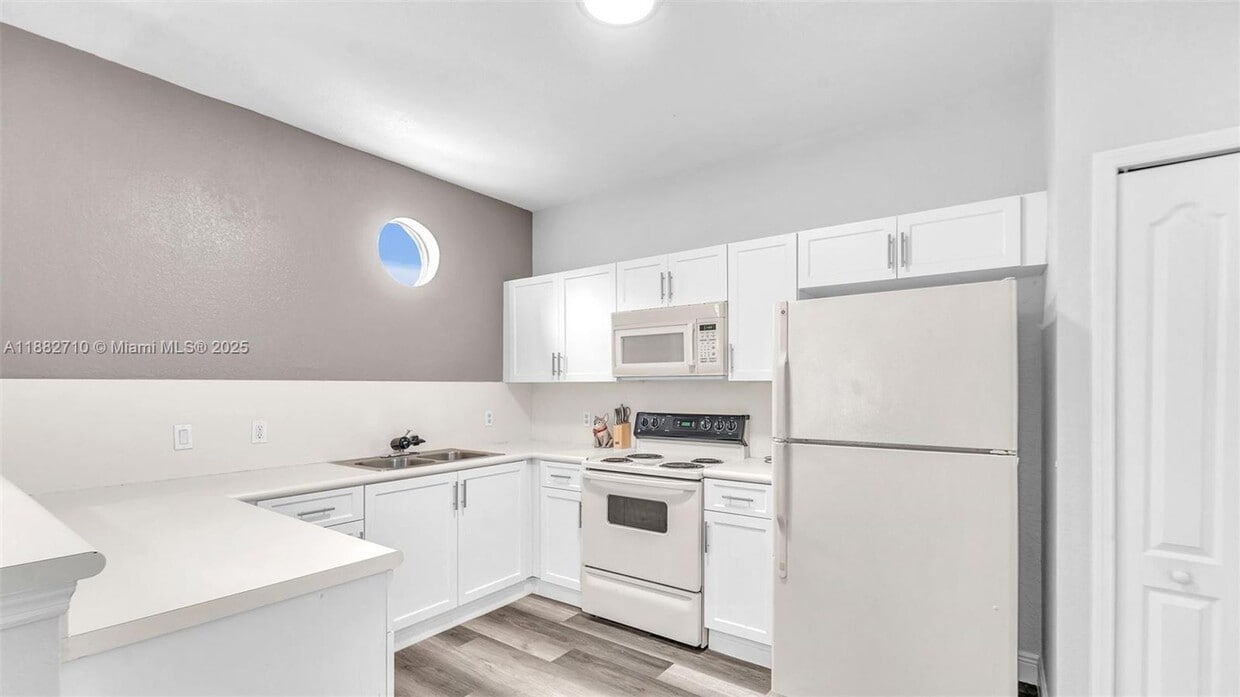 Primary Photo - 4465 SW 160th Ave