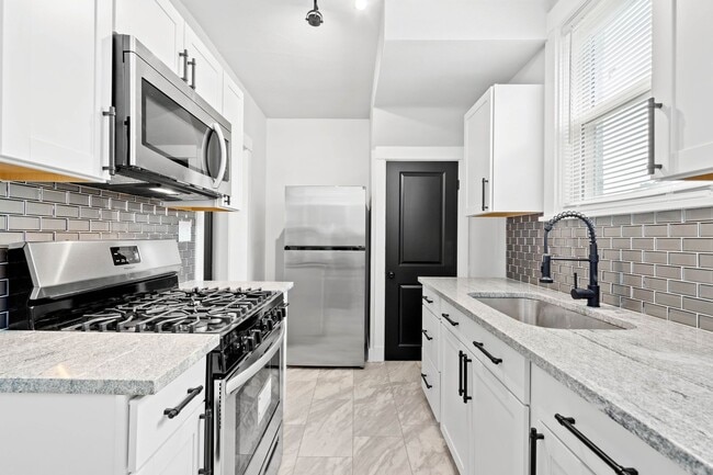 Spectacular 3 bedroom home in Carrick available now! - Spectacular 3 bedroom home in Carrick available now!