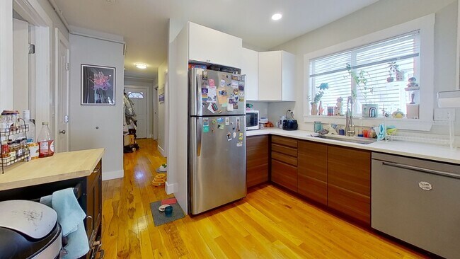 Building Photo - 165 Boylston St