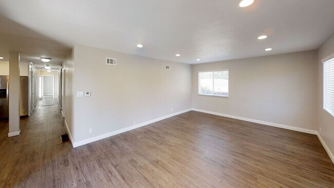 Foto del edificio - HUGE House on College! Quick Walk to Campus!