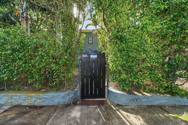 Building Photo - 600 Biscayne Dr