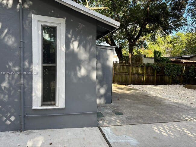 Foto del edificio - 5911 NW 5th Ct