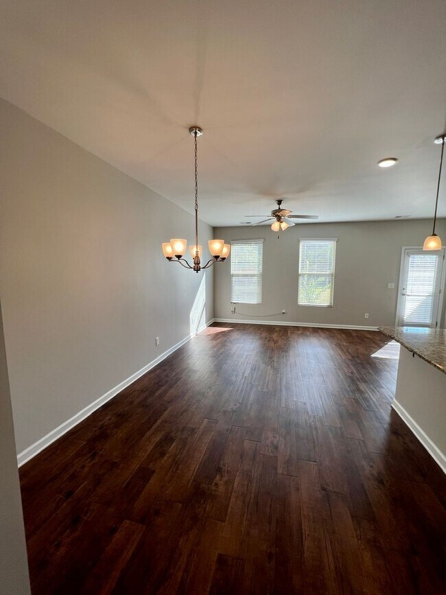 Foto del edificio - Upscale 3BR 2.5BA Townhome in Blackman!