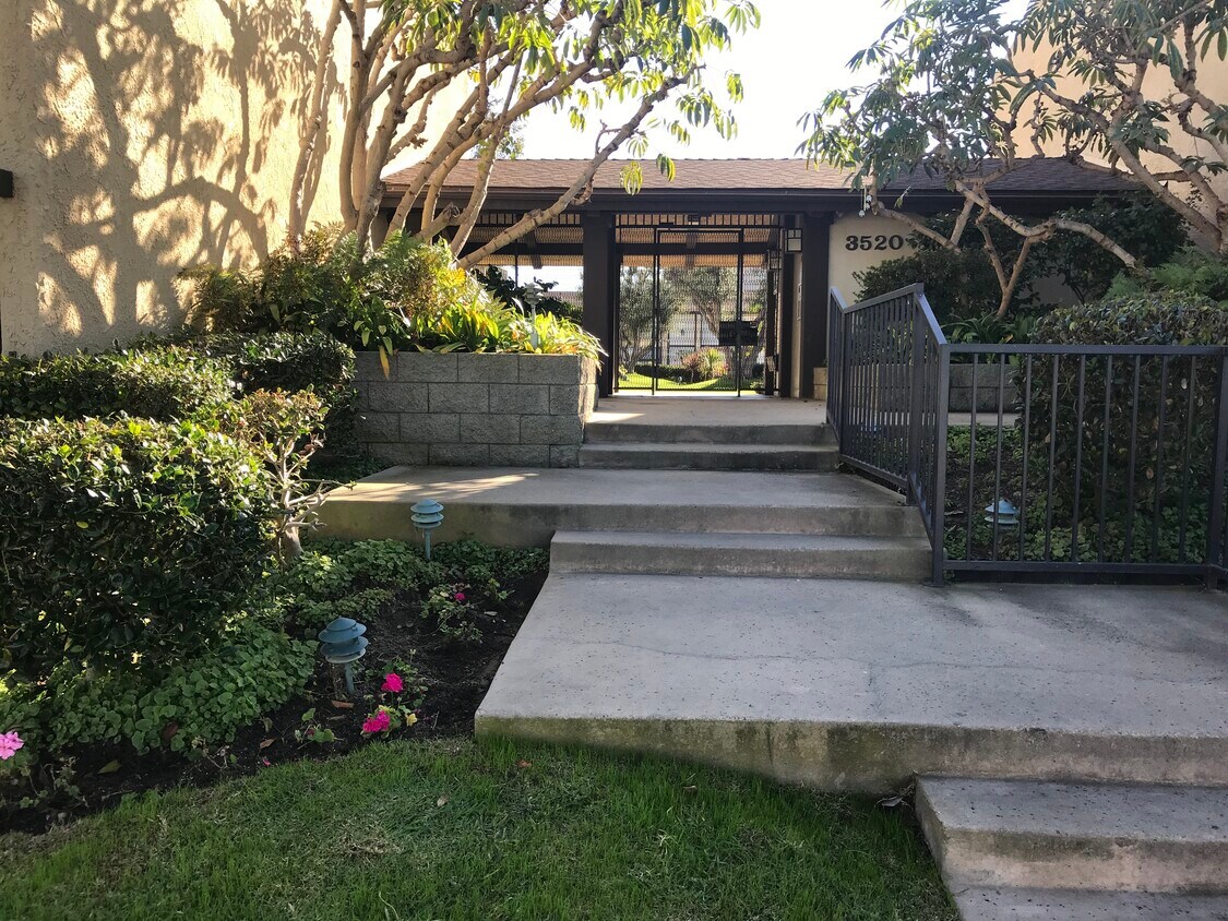 Small quite gated community - 3520 Maricopa St