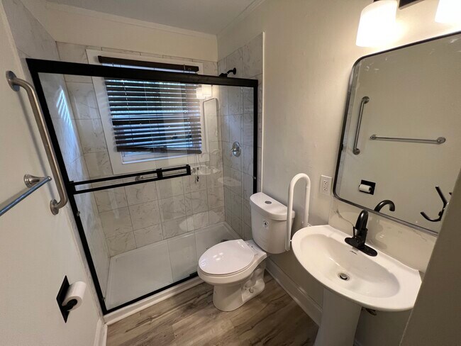 Foto del edificio - 2128 E 12th St