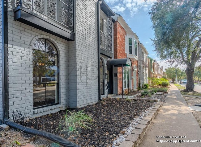 Foto del edificio - 2052 Lakeside Dr