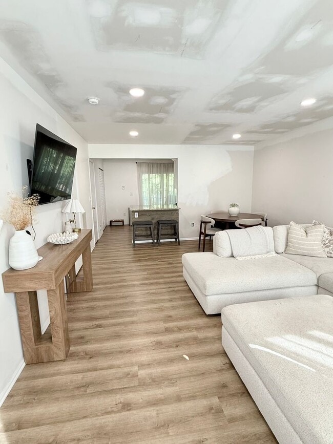 Building Photo - 2 BR 1 BA Galloway Townhome