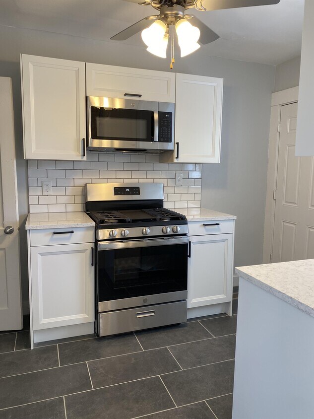 111 W Rundell St, Pontiac, MI 48342 Townhouse for Rent in Pontiac, MI