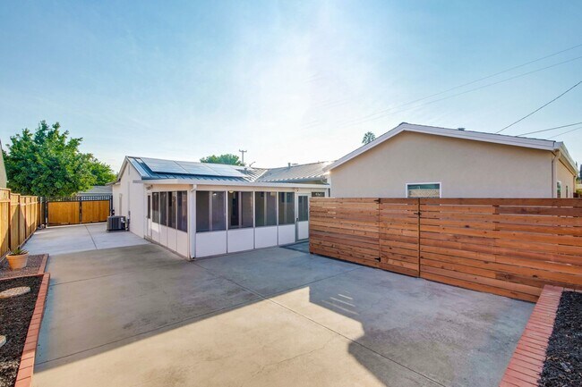 Foto del edificio - Stylish San Jose Home and Private Yard