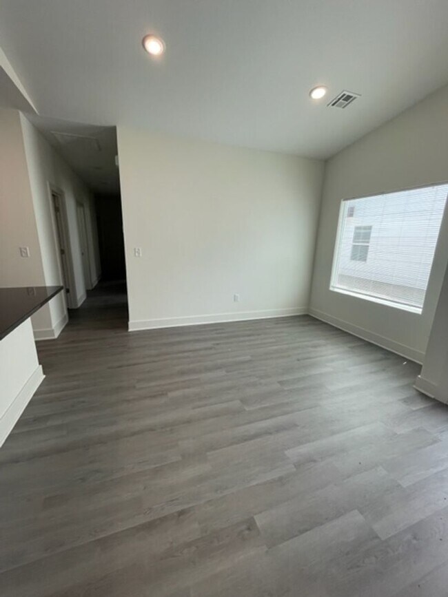 Foto del edificio - 5215-5217 Chase Cir
