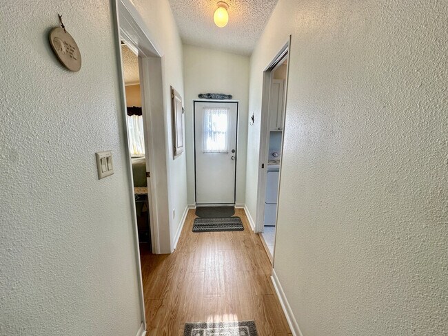 Foto del edificio - 564 Nettles Blvd