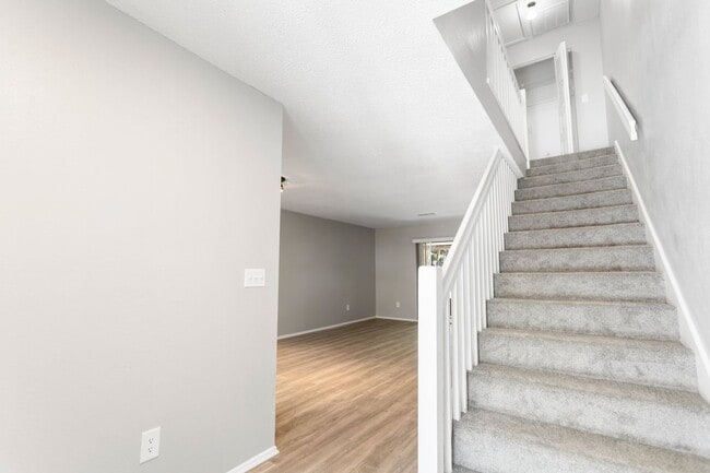 Building Photo - 2bedroom 1.5 Bath Town home ** January Ren...
