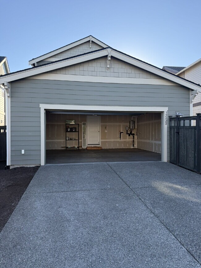 Foto del edificio - Newer Build 3 Bedroom 3 Bathroom- Single Family Home