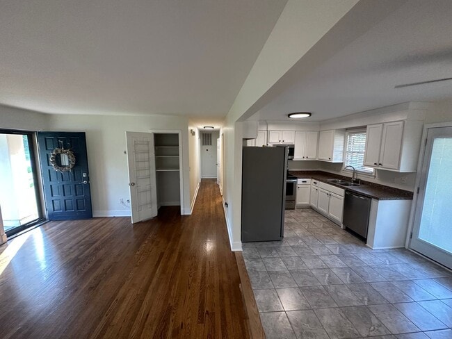 Building Photo - West Oak Forest Home in West Ashley!