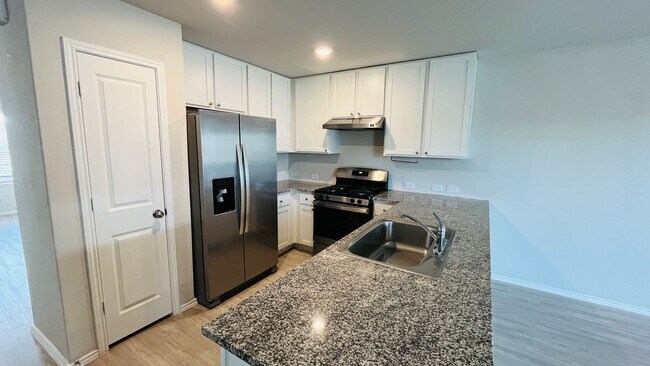 Building Photo - Spacious 4BR w/ Large Backyard – Close to ...