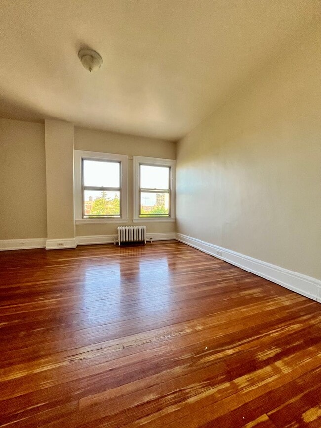 Building Photo - Corner Unit One Bedroom Apartment Availabl...