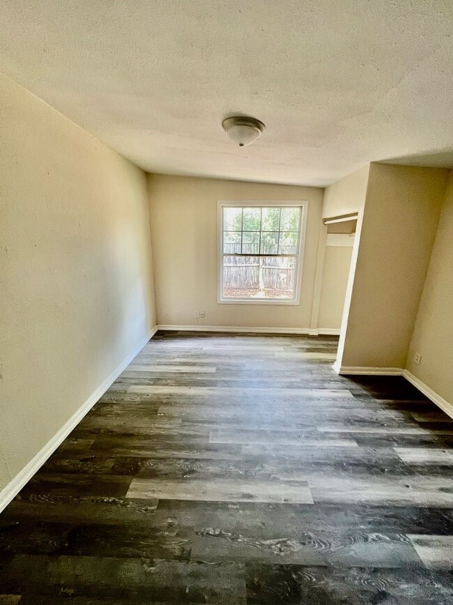 Foto del edificio - Tons of Living Space in this 3BR/1BA Zephy...