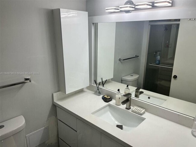 Building Photo - 2 bedroom in Miami FL 33179