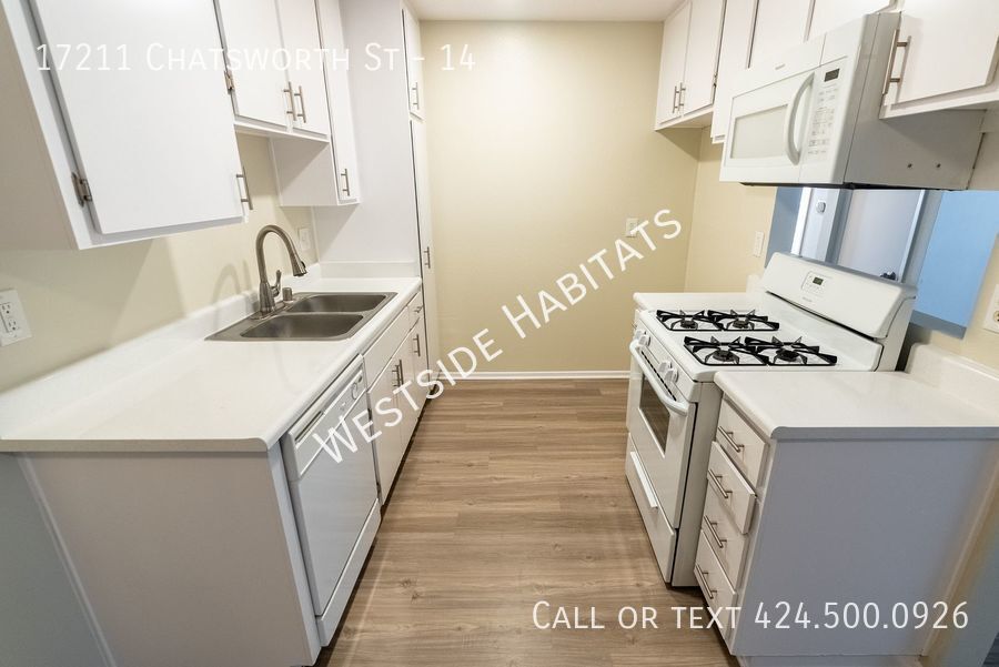 Foto principal - 17211 Chatsworth St