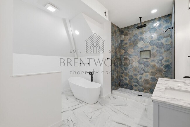 Foto del edificio - Contemporary 4bed/3bath with Private Yard